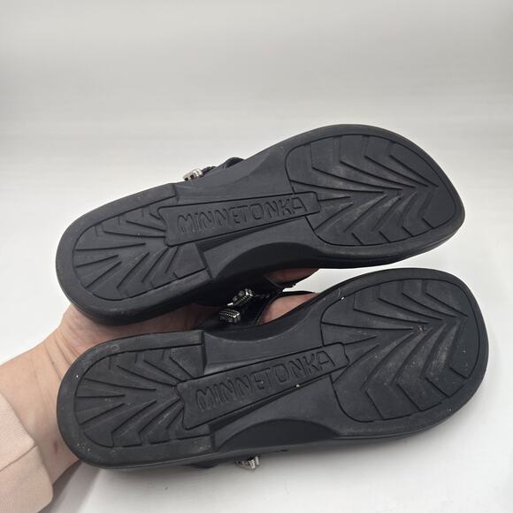 MinneTonka Silverthorne Thong Sandals Size 10 Womens Black Leather Concho - Picture 5 of 6